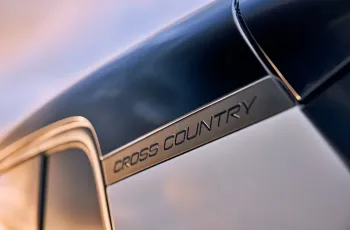 Volvo EX30 Cross Country ปี 2025