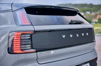 Volvo EX30 Cross Country ปี 2025