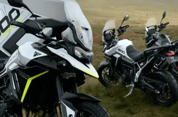 tiger-900-gt-pro-sapphire-black-snowdonia-white-1-a495