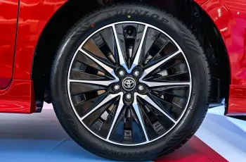 Toyota YARIS ATIV ปี 2025 เปิดตัวรุ่น 1.5 HEV GR