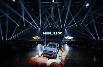 เปิดตัว Toyota Hilux Travo 2025 เจน 9 ครั้งแรกในโลก! เคาะราคา Travo-e กระบะไฟฟ้า 1.49 ล้านบาท