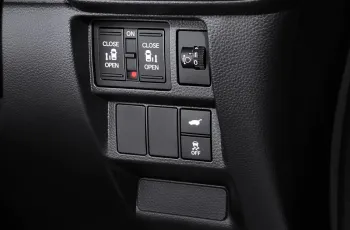 step-wgn-ehev-spada-power-sliding-door-switches-67e4