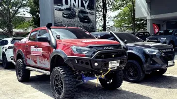 อีซูซุ สานต่อภารกิจ "เคียงข้างคนไทย" มอบเงินฟื้นฟูน้ำท่วมสงขลา พร้อมส่ง V-Cross 4x4 ลงพื้นที่