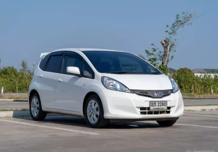 2011 Honda JAZZ 1.5 V i-VTEC รถเก๋ง 5 ประตู รถสภาพดี มีประกัน