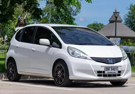 2011 Honda JAZZ 1.5 V รถเก๋ง 5 ประตู ผ่อนเริ่มต้น