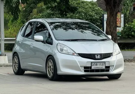 2013 Honda JAZZ 1.5 V รถเก๋ง 5 ประตู ฟรีดาวน์