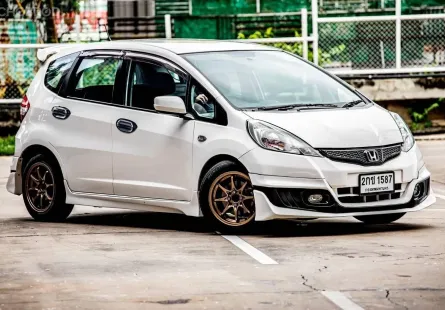 2013 Honda JAZZ 1.5 i-VTEC รถเก๋ง 5 ประตู 