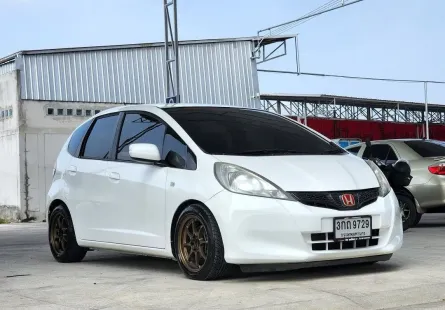 2013 Honda JAZZ 1.5 i-VTEC รถเก๋ง 5 ประตู 