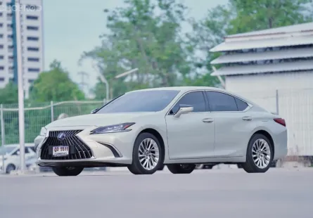 2022 Lexus ES300h 2.5 Grand Luxury รถเก๋ง 4 ประตู รถบ้านแท้ ไมล์น้อย มือเดียวป้ายแดง 