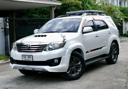 รุ่นรถ : TOYOTA Fortuner 3.0 TRD 4WD   เครื่องยนต์: ดีเซล เกียร์:AT ปี: 2013 สี:ขาว