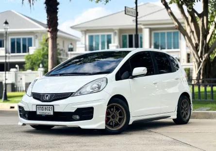 2013 Honda JAZZ 1.5 i-VTEC รถเก๋ง 4 ประตู 
