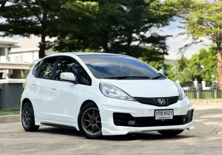 2013 Honda JAZZ 1.5 i-VTEC รถเก๋ง 5 ประตู ฟรีดาวน์ รถสวย ไมล์น้อย 