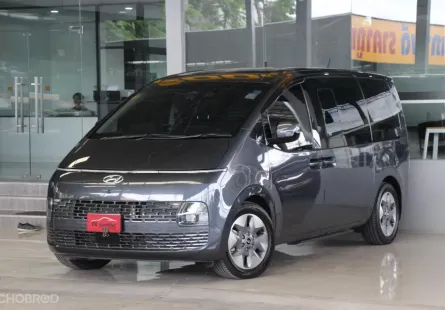 Hyundai STARIA 2.2 SEL ปี 2023 สภาพป้ายแดงทุกจุด ไมล์น้อยมากเข้าศูนย์ตลอด วารีนตียาวๆ รถบ้านมือเดียว