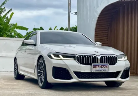 BMW 5 Series 520d M Sport 2022 สีขาว สวยหรู