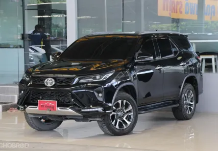 Toyota Fortuner 2.4 Leader V ปี 22 สวยชิดป้ายแดง ไมล์แท้40,000โล รถบ้านมือเดียว เข้าศูนย์ตลอด ฟรีดาว