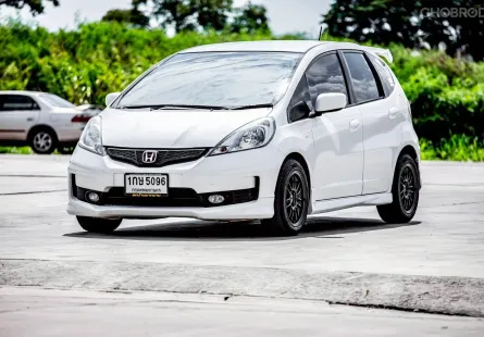 2013 Honda JAZZ 1.5 i-VTEC รถเก๋ง 5 ประตู 