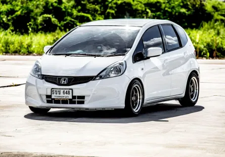 2013 Honda JAZZ 1.5 i-VTEC รถเก๋ง 5 ประตู 