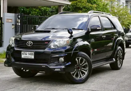 Toyota Fortuner 3.0 4WD TRD  Sportivo ปี: 2015 เกียร์: ออโต้ เครื่องยนต์: ดีเซล สี: ดำ 