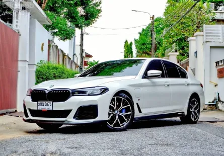 BMW 5 Series 2.0 530e 2022 รถออกศูนย์ BMW TH เจ้าของเดียว ป้ายแดง ไมล์น้อย 19,000 km. 