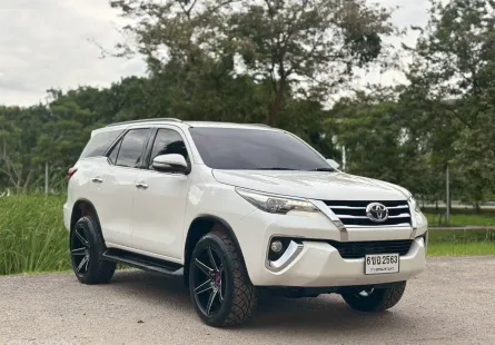 TOYOTA FORTUNER 2.4 V 2WD ปี 2017 สีขาวมุก