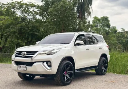 TOYOTA FORTUNER 2.4 V 2WD ปี 2017 สีขาวมุก
