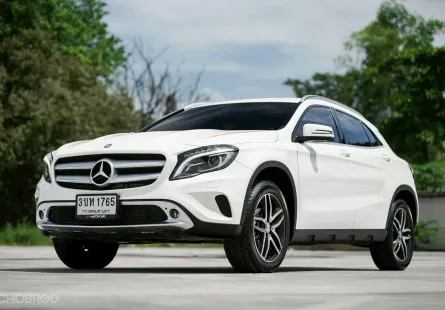 Benz GLA200 Urban ปี 2015 ออกศูนย์ ป้ายแดง ราคาหลักแสน!!
