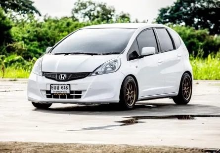 2013 Honda JAZZ 1.5 i-VTEC รถเก๋ง 5 ประตู 