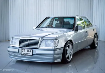 Mercedes-Benz E-Class 220E 1993 รถคลาสสิกสภาพดี