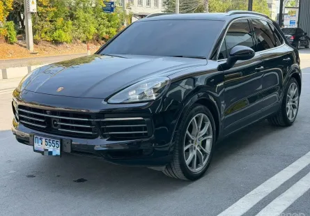 2021 Porsche Cayenne E-Hybrid SUV สีดำ ภายในแดง
