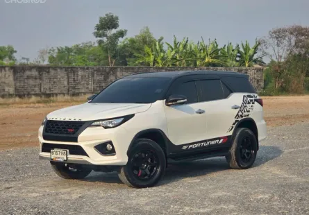 TOYOTA FORTUNER 2.8 TRD Sportivo (Black Top) (2WD) ปี 2017 รถครอบครัวสุดหรู ภายในกว้าง นั่งสบาย