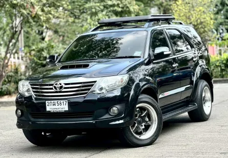 TOYOTA Fortuner 3.0V 4WD   เครื่องยนต์: ดีเซล เกียร์:AT ปี: 2012 สี:ดำ 