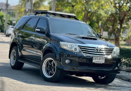 TOYOTA Fortuner 3.0V 4WD   เครื่องยนต์: ดีเซล เกียร์:AT ปี: 2012 สี:ดำ 