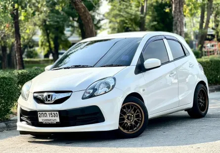 Honda Brio 1.2V AT เครื่องยนต์: เบนซิน เกียร์: ออโต้  ปี : 2012 สี: ขาว