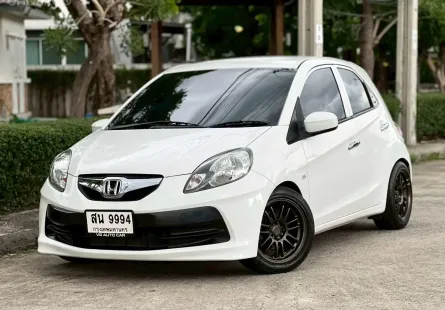 Honda Brio 1.2S  เครื่องยนต์: เบนซิน เกียร์: ธรรมดา ปี : 2012 สี: ขาว