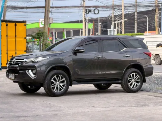 2015 Toyota Fortuner 2.4 V SUV ออกรถฟรี