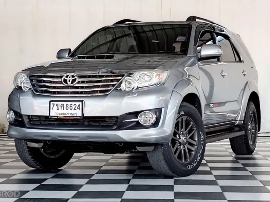 TOYOTA FORTUNER 3.0 V.CHAMP.4WD.ภายในสีดำ เกียร์ออโต้ ปี 2015