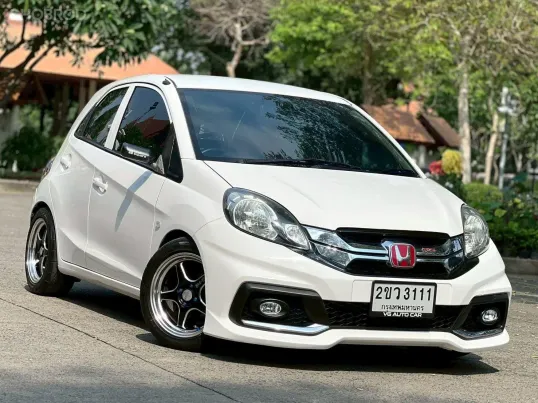 Honda Brio 1.2V AT เครื่องยนต์: เบนซิน เกียร์: ออโต้  ปี : 2013 สี: ขาว