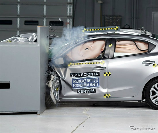 ทดสอบการชน Mazda 2 Sedan/Scion iA