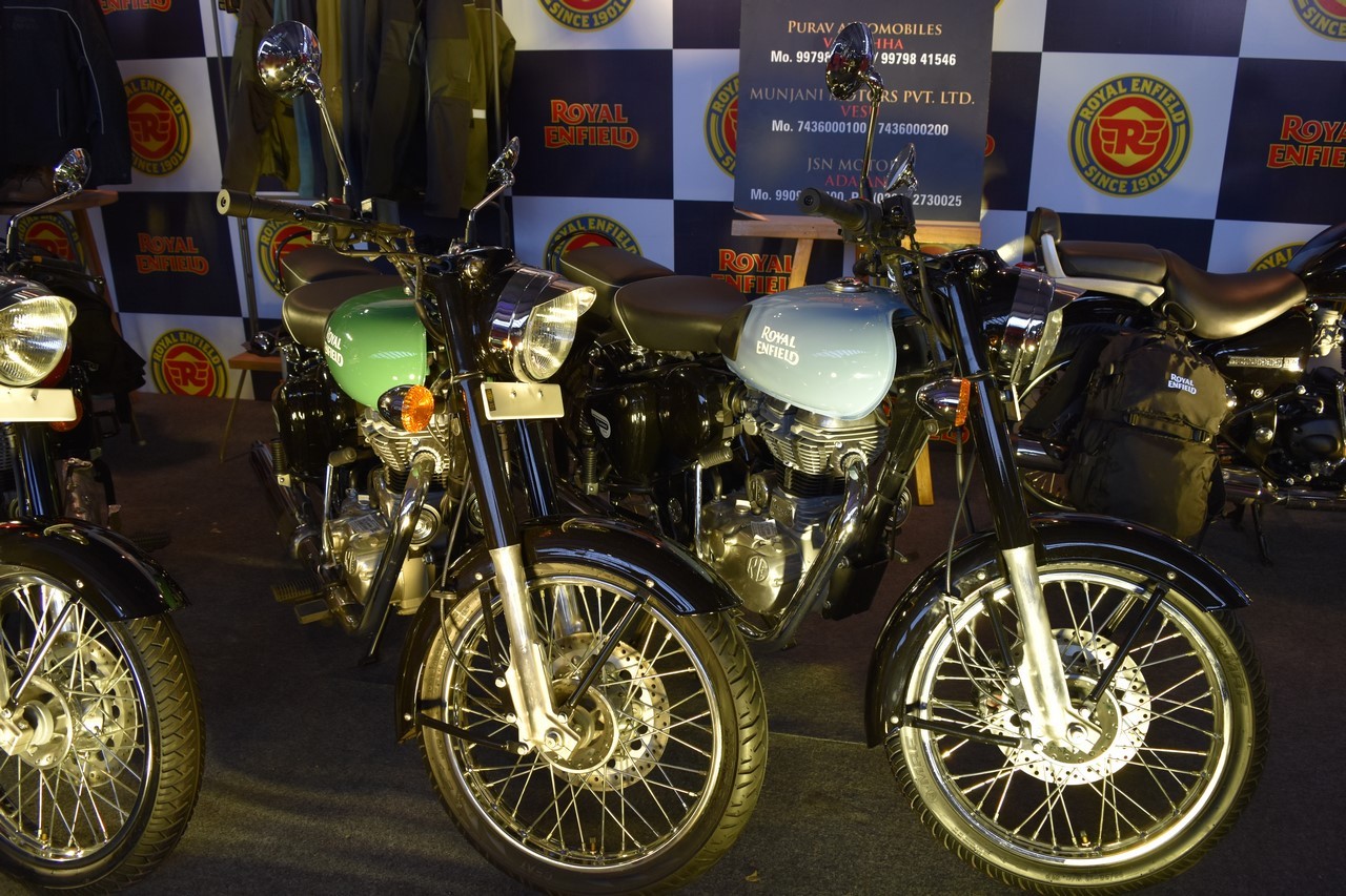 royal-enfield-redditch-series-redditch-green-and-redditch-blue-at-surat-international-auto-expo-2017-copy