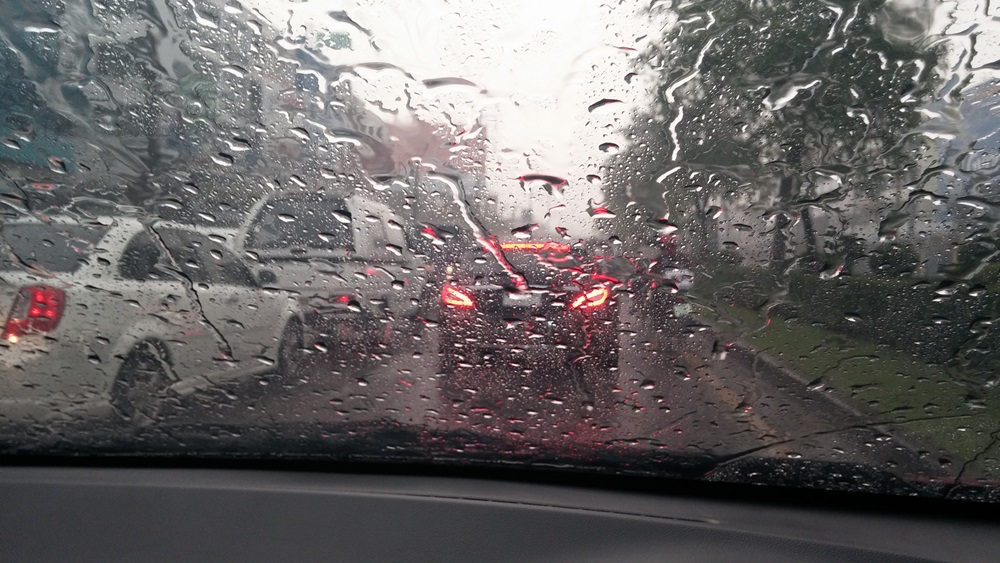 ขับรถตอนฝนตกอย่าเปิดไฟฉุกเฉิน