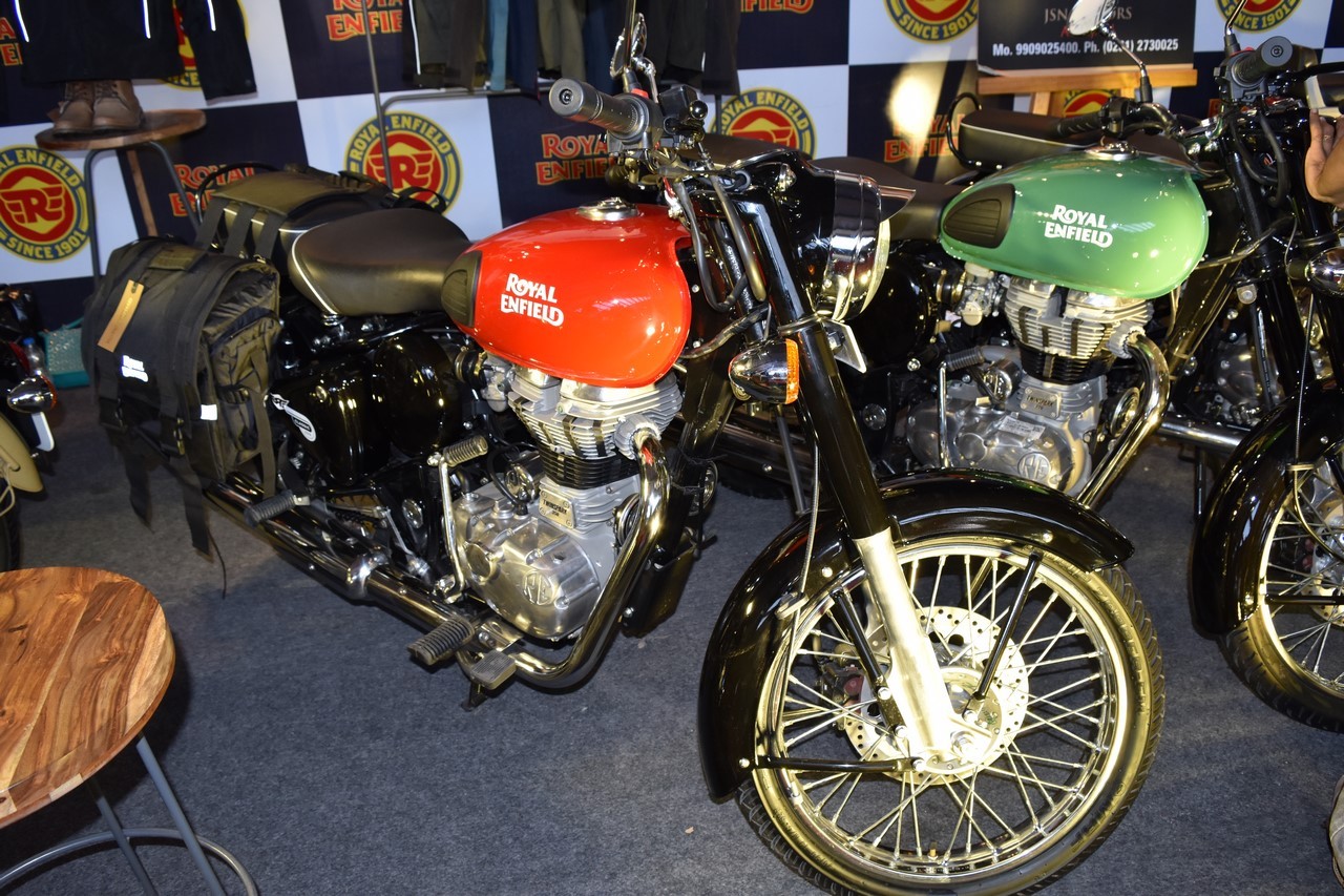 royal-enfield-redditch-series-front-three-quarters-at-surat-international-auto-expo-2017